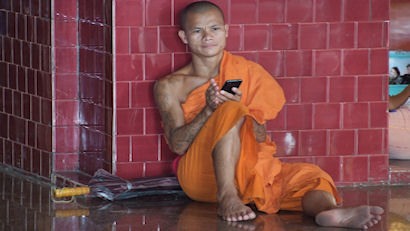 Mönch mit Handy